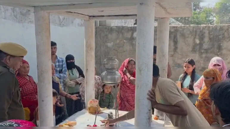 अलवर में कब्रिस्‍तान के पास बने मंद‍िर का श‍िवल‍िंग तोड़ा, तनाव की सूचना पर पहुंची पुल‍िस