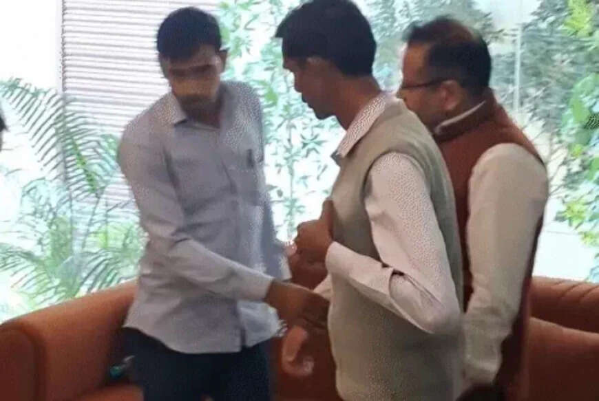 वीडियो में देंखे जयपुर एंटी करप्शन ब्यूरो ने सीकर में रिश्वत लेते हेड कॉन्स्टेबल को किया गिरफ्तार