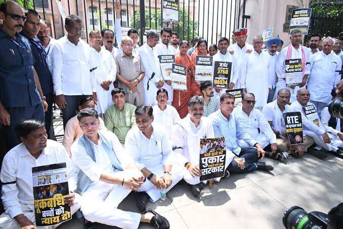 राजस्थान विधानसभा के बाहर कांग्रेस का प्रदर्शन, स्कूलों में मीडिया एंट्री बैन पर हंगामा; वीडियो में जाने शिक्षा मंत्री के इस्तीफे की मांग