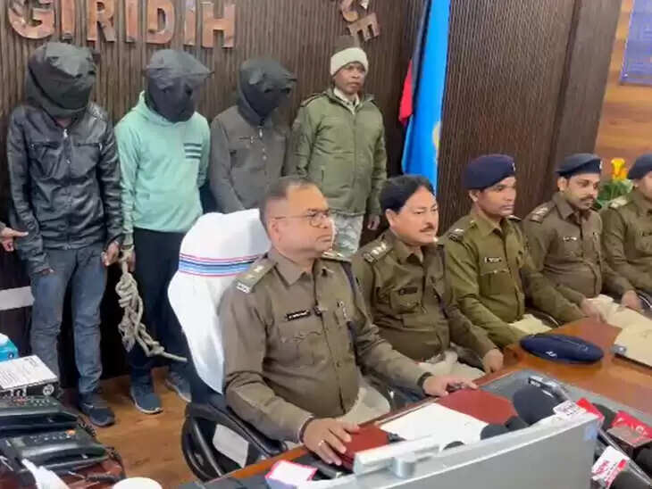 जयपुर में ई-कॉमर्स फ्रॉड के बडे गिरोह का भंडाफोड़, वीडियो में देखें फर्जी लिंक से मोबाइल हैक कर क्रेडिट डेबिट कार्ड का चुराते थे डाटा