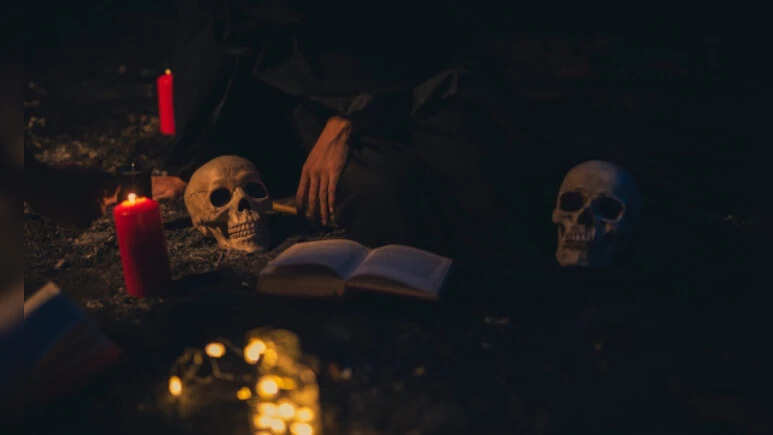 श्मशान में 15 साल की बच्ची की चिता पर कर रहे थे तंत्र-मंत्र, यूट्यूब से सीखे टोने-टोटके; पुलिस ने पकड़ा