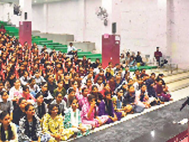 टोंक में महिला सुरक्षा और साइबर अपराधों को लेकर जागरूकता अभियान, ASP मिताली गर्ग ने छात्राओं को दिए सुरक्षा के टिप्स