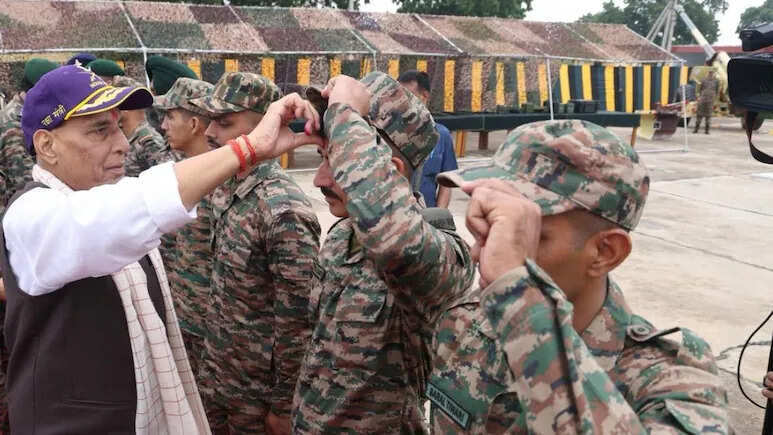 “वर्दी बदलती है, पर जज्बा नहीं” — आर्मी डे पर पूर्व सैनिकों के जज्बे को रक्षा मंत्री राजनाथ सिंह का सलाम