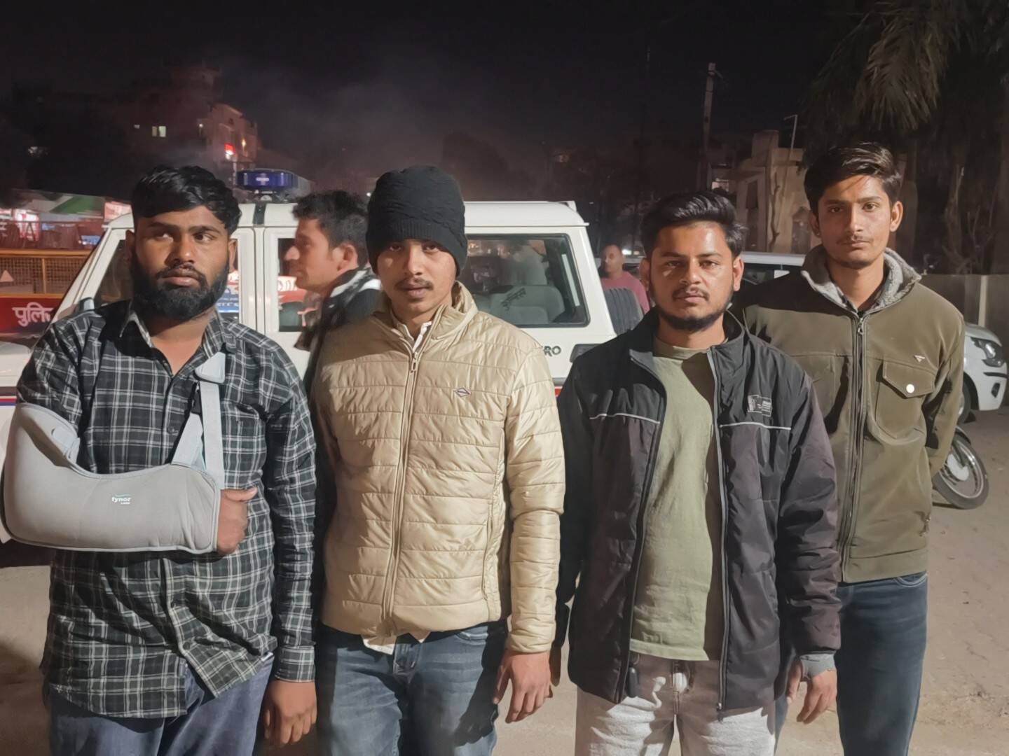 पुष्कर में बाइक सवार परिवार से लूट की कोशिश, वीडियो में देखें ग्रामीणों ने लुटेरों को धर दबोचा, देसी कट्टा और नकदी जब्त