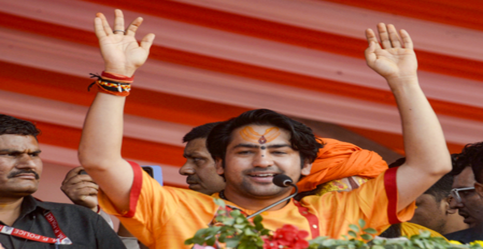 शिवाजी पर बागेश्वर बाबा की टिप्पणी से विवाद; महाराष्ट्र के सीएम ने दावे को नकारा