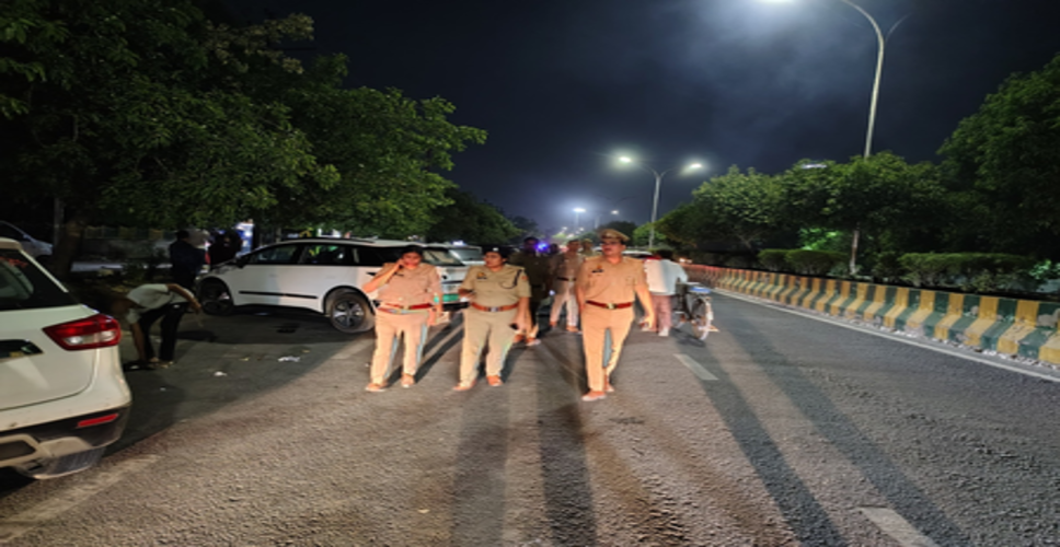 मोहर्रम को लेकर नोएडा पुलिस अलर्ट, अधिकारियों ने किया फ्लैग मार्च
