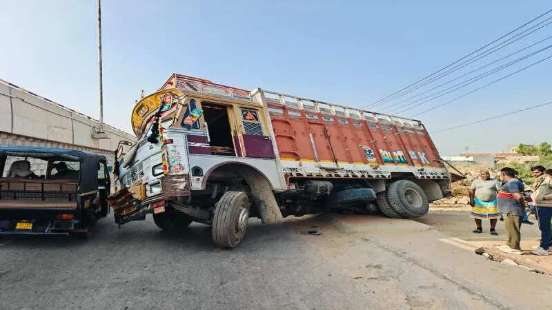 रामदेवरा के पास लिंक रोड पर ट्रक का टायर नाले में धंसा, सड़क पर एक घंटे तक जाम