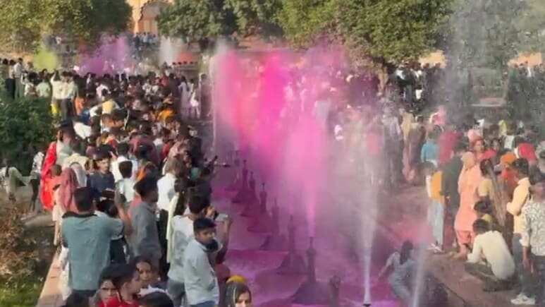 'जल महलों की नगरी' डीग में हुआ रंगों से सजी होली महोत्सव का आयोजन