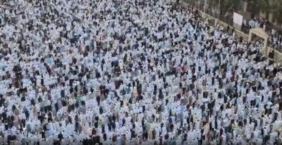 मुंबई की मस्जिदों में हजारों लोगों ने एक साथ अदा की नमाज, एक-दूसरे को दी बधाई