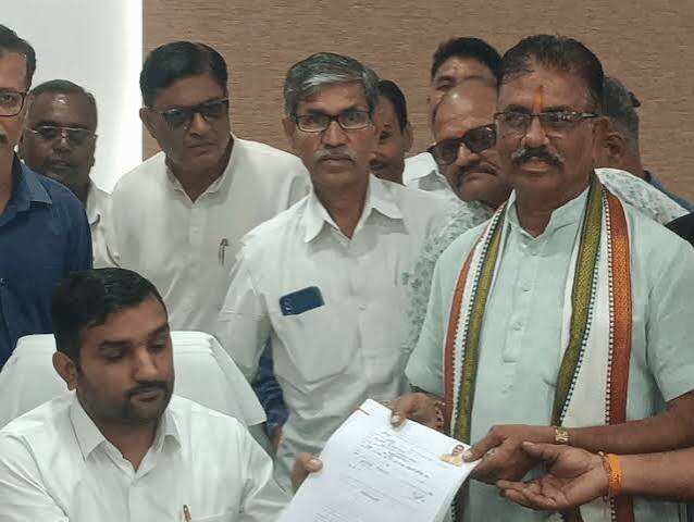 डूंगरपुर सभापति पद पर BJP में घमासान, फुटेज में देंखे प्रभु पंड्या और सुशीला गुप्ता ने भरा नामांकन; कांग्रेस से भरत नागदा मैदान में