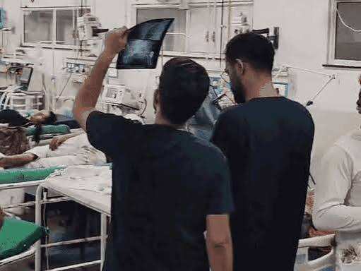 बात बंद करने से नाराज बॉयफ्रेंड ने गर्लफ्रेंड, मां और भाई पर किया हमला, फिर खुद का गला काटा
