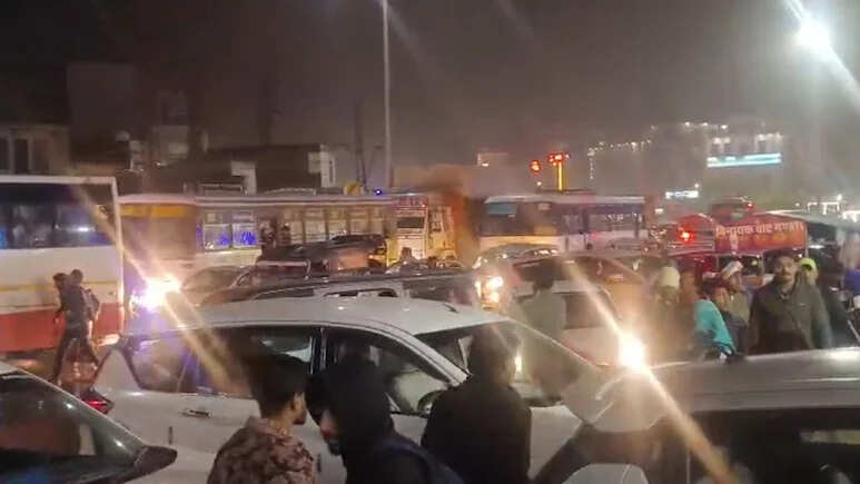 खाटूश्याम मेले में नए साल पर बारिश से ट्रैफिक जाम, लाखों भक्त प्रभावित