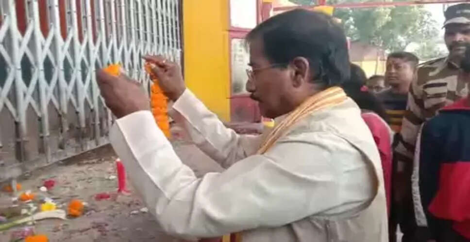 नदिया में पीएम मोदी के दौरे से पहले भाजपा सांसद जगन्नाथ सरकार ने मंदिरों में की पूजा