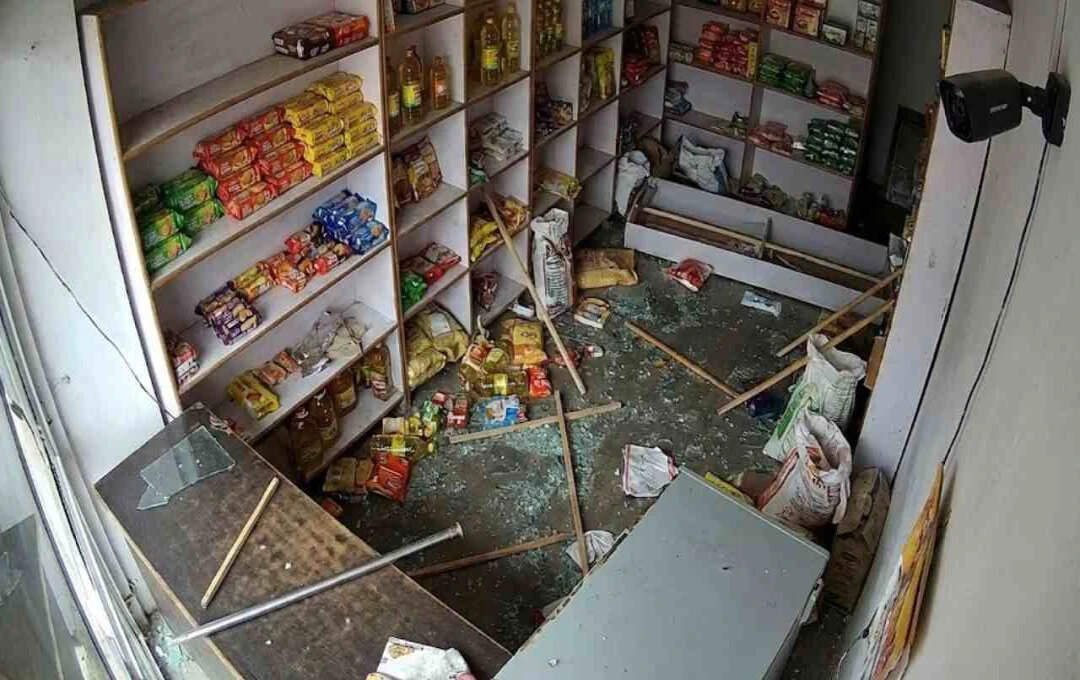 जयपुर में किराना शॉप में जमकर तोड़फोड़, वीडियो में देखें उधार सामान देने से मना करने पर सरीयों डंडो से हुआ हमला