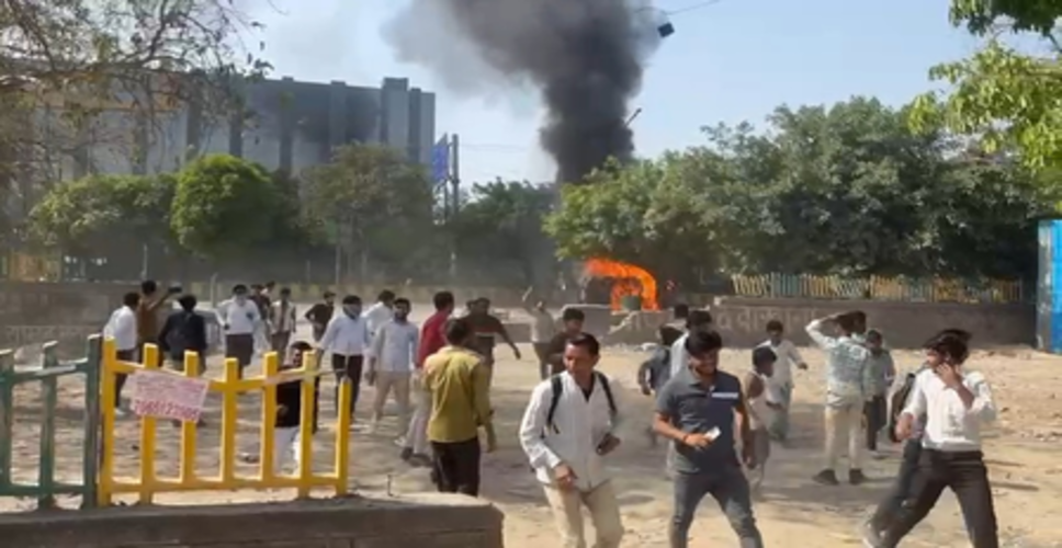 नोएडा फेस-2 में श्रमिकों का उग्र प्रदर्शन, वेतन वृद्धि को लेकर बढ़ा बवाल, रिचा ग्लोबल कंपनी से शुरू हुआ था विवाद