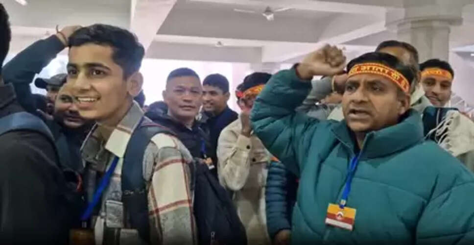 जम्मू: नए साल की शुरुआत से पहले श्री माता वैष्णो देवी मंदिर में उमड़ी श्रद्धालुओं की भीड़