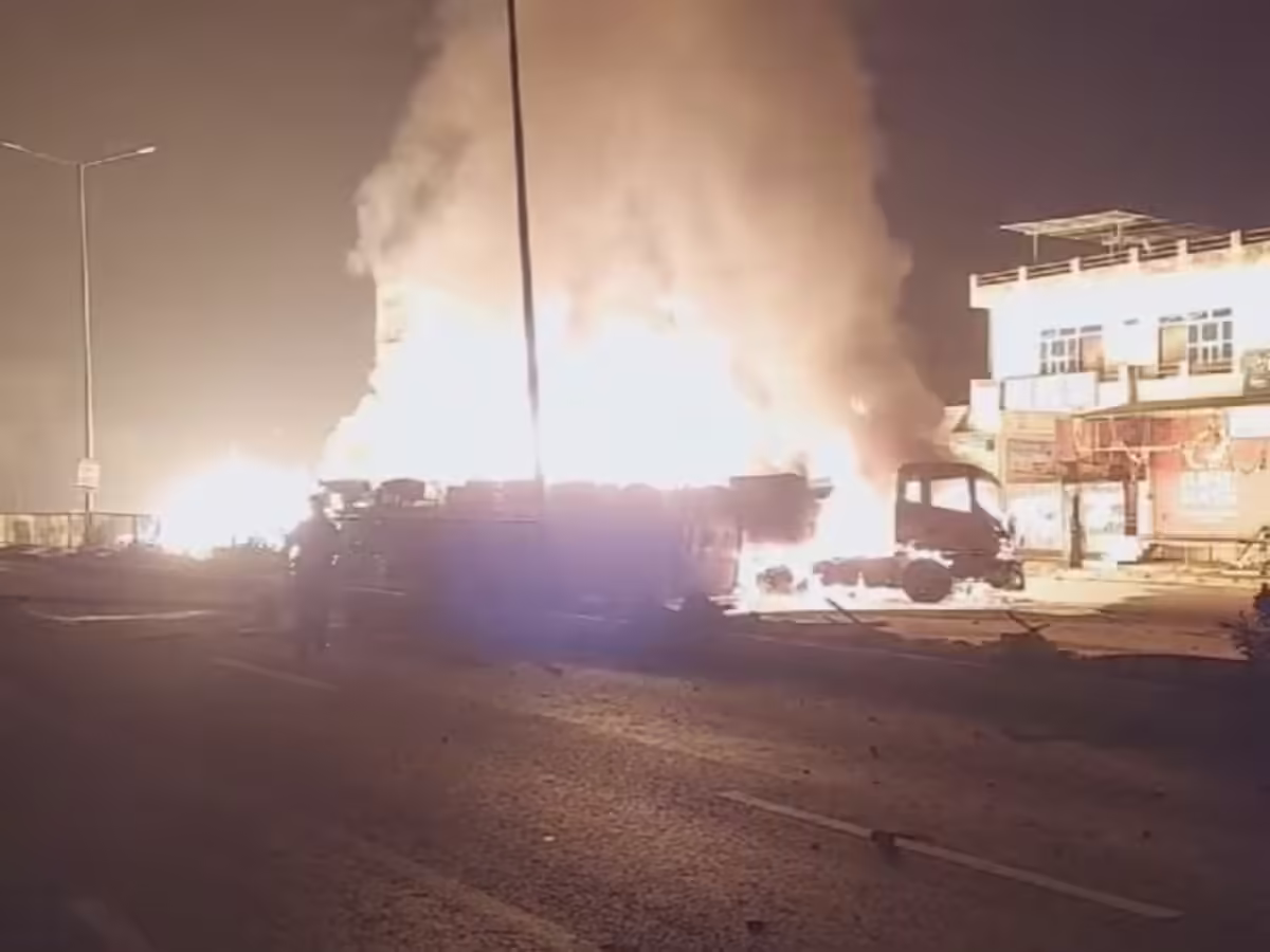 कोटपूतली में केमिकल टैंकर और ट्रेलर की टक्कर के बाद भयंकर आग, इलाके में अफरा-तफरी