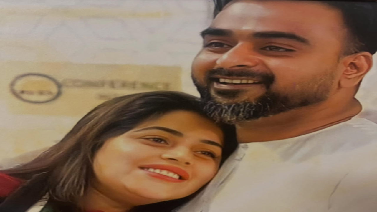 'आपके बिना जिंदगी की कल्पना भी नहीं कर सकती', शादी की सालगिरह पर पति के लिए पूर्णा का प्यार भरा पोस्ट