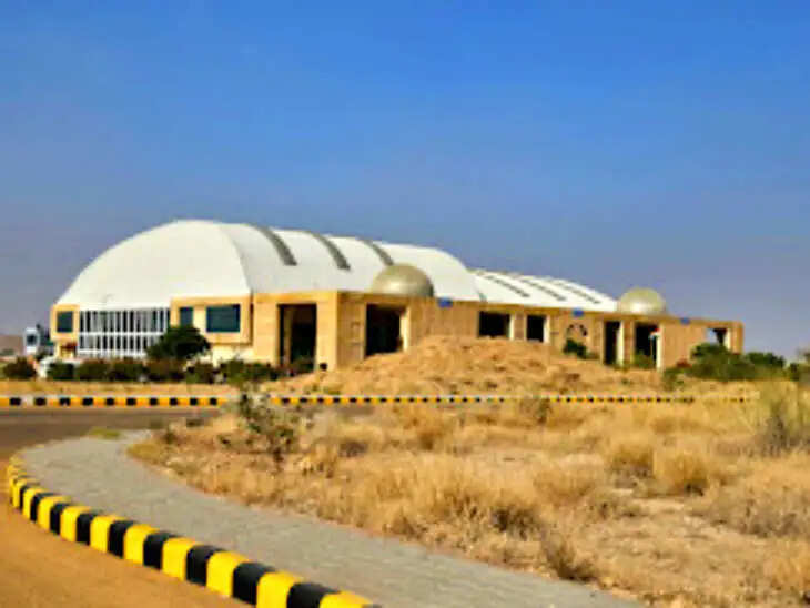 आज से 6 महीने के लिए बंद हुआ जैसलमेर एयरपोर्ट, वीडियो में देखें अब पर्यटन सीजन तक करना पड़ेगा इंतजार