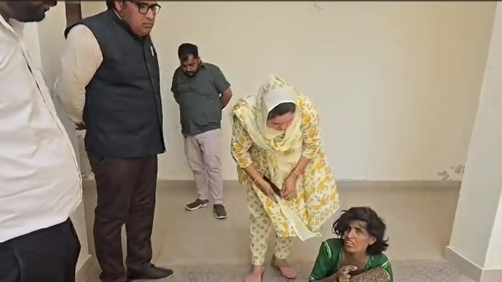 जैसलमेर में मानवता को झकझोर देने वाला मामला: वीडियो में जाने पैरों में लोहे की बेड़ियों से जकड़ी महिला को किया गया मुक्त