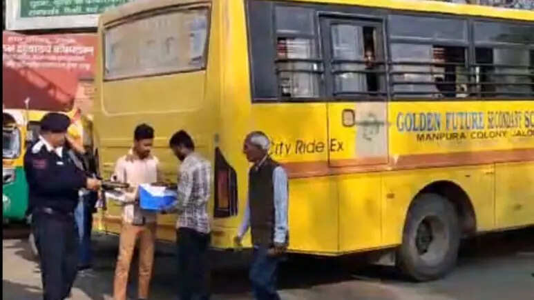 ड्राइविंग सीख रहा ड्राइवर लर्नर लाइसेंस पर चला रहा था स्कूल बस, जज ने पकड़ा... काटा चालान