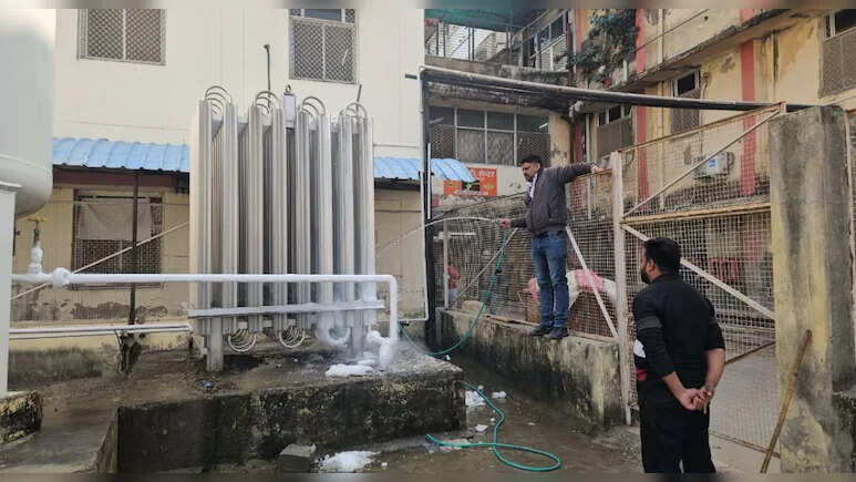अस्‍पताल में लगे ऑक्सीजन प्लांट पर जम रही बर्फ, सप्‍लाई में बाधा पड़ने का खतरा