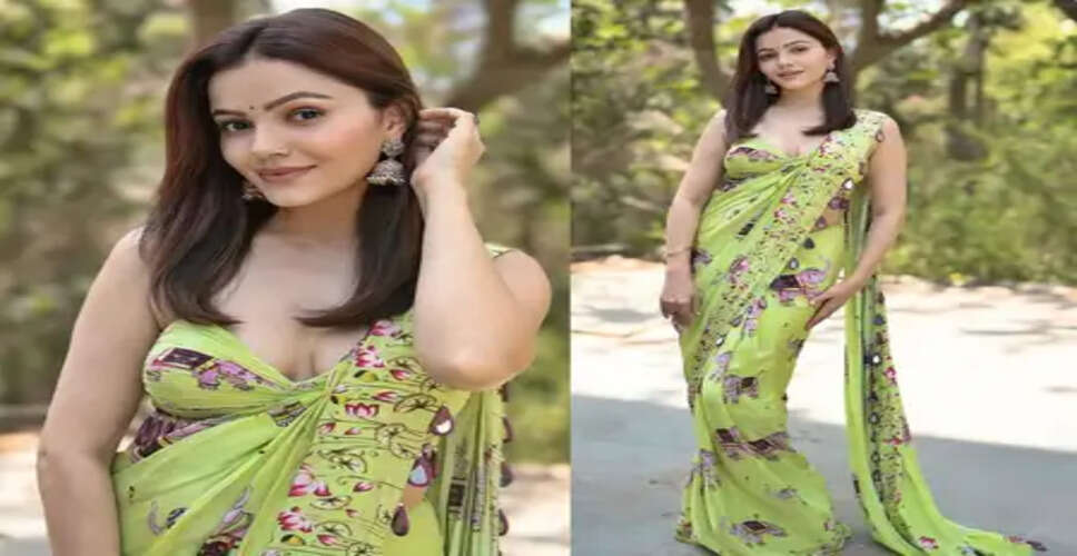 रूबीना दिलैक का ग्रीन साड़ी में देसी अवतार, झुमके ने खींचा फैंस का ध्यान