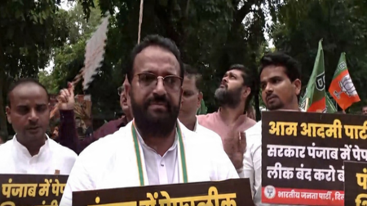 दिल्ली में भाजपा का विरोध प्रदर्शन, पंजाब के शिक्षा मंत्री से इस्तीफे की मांग