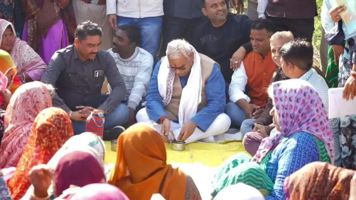 'घणी चोखी साग बनाई' मनरेगा मजदूरों के टिफ़िन से मंत्री दिलावर ने खाया खाना, सोशल मीडिया पर वायरल हुआ वीडियो