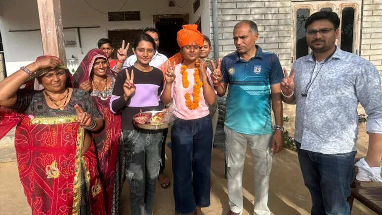 गरीबी में पली-बढ़ी नव्या मीणा बनीं प्रदेश टॉपर, 99.60% अंक से रचा इतिहास