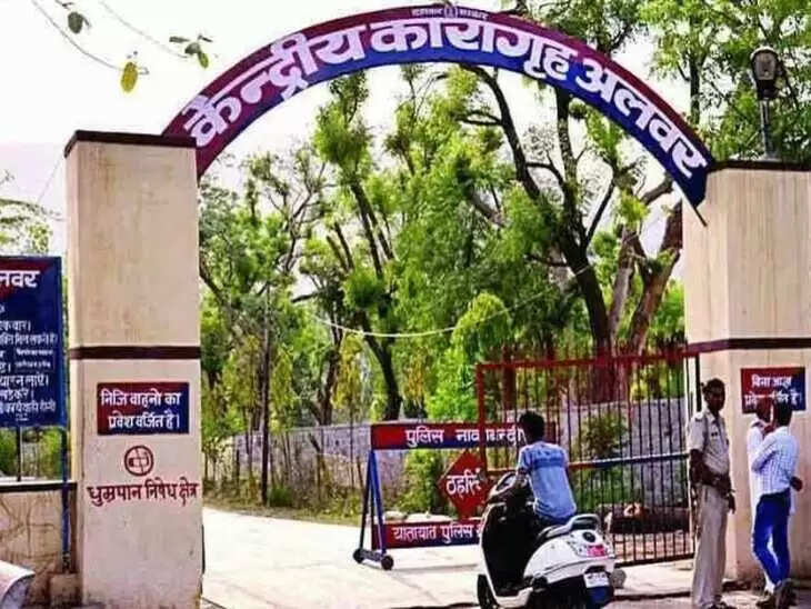 अलवर सेंट्रल जेल में सर्च ऑपरेशन में मोबाइल और सिम कार्ड बरामद, फुटेज में देंखे पुलिस ने जांच शुरू की
