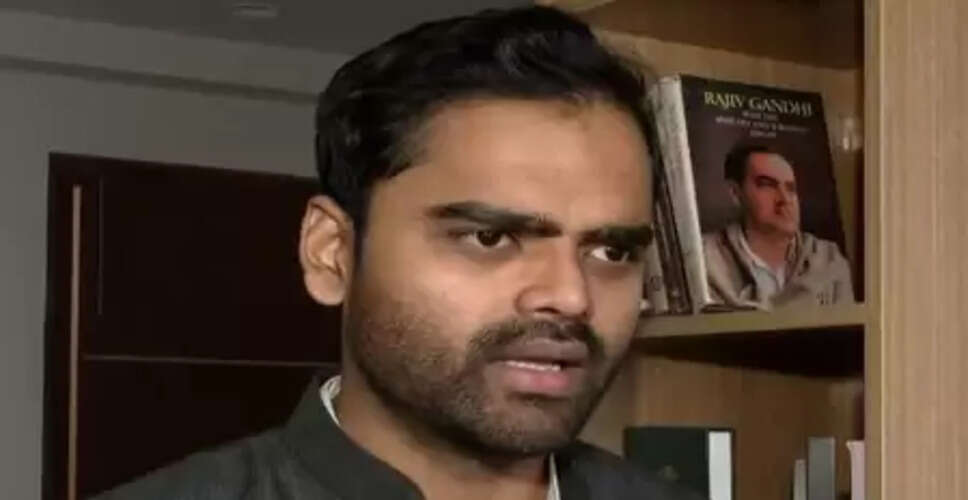 न्याय पाने के लिए विरोध प्रदर्शन करने से भी रोका जाता है: पुष्पेंद्र सरोज