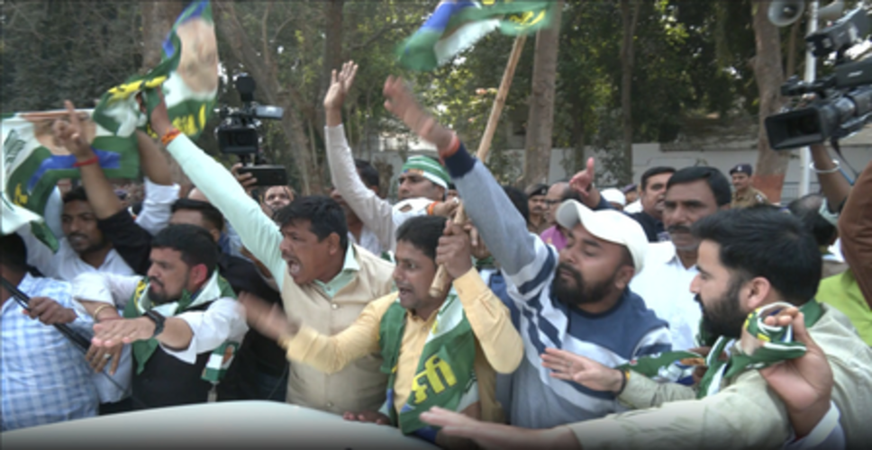 नीतीश कुमार के राज्यसभा जाने की अटकलों से गरमाई राजनीति: फूटा जदयू कार्यकर्ताओं का गुस्सा, आवास के बाहर समर्थन में नारेबाजी