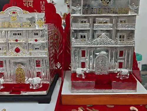 सांवरा सेठ के दरबार में भक्त ने भेंट किए चांदी के 2 शोरूम, फुटेज में देंखे 3.370 किलो चांदी से तैयार मॉडल की कीमत करीब 7 लाख रुपए