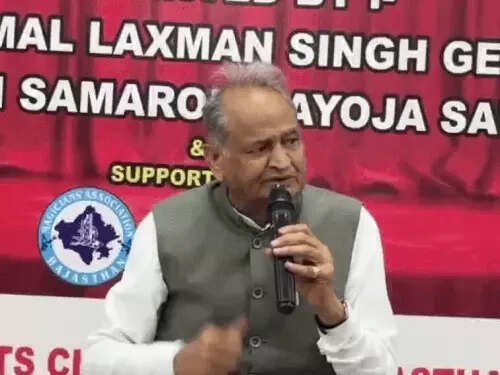 गहलोत बोले- निकाय-पंचायत चुनाव से घबराई बीजेपी, कलेक्टर-SP पर बना रही जीत का दबाव