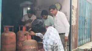 गैस किल्लत के बीच उपभोक्ताओं का आक्रोश, सिलेंडरों में पानी और कम वजन का आरोप