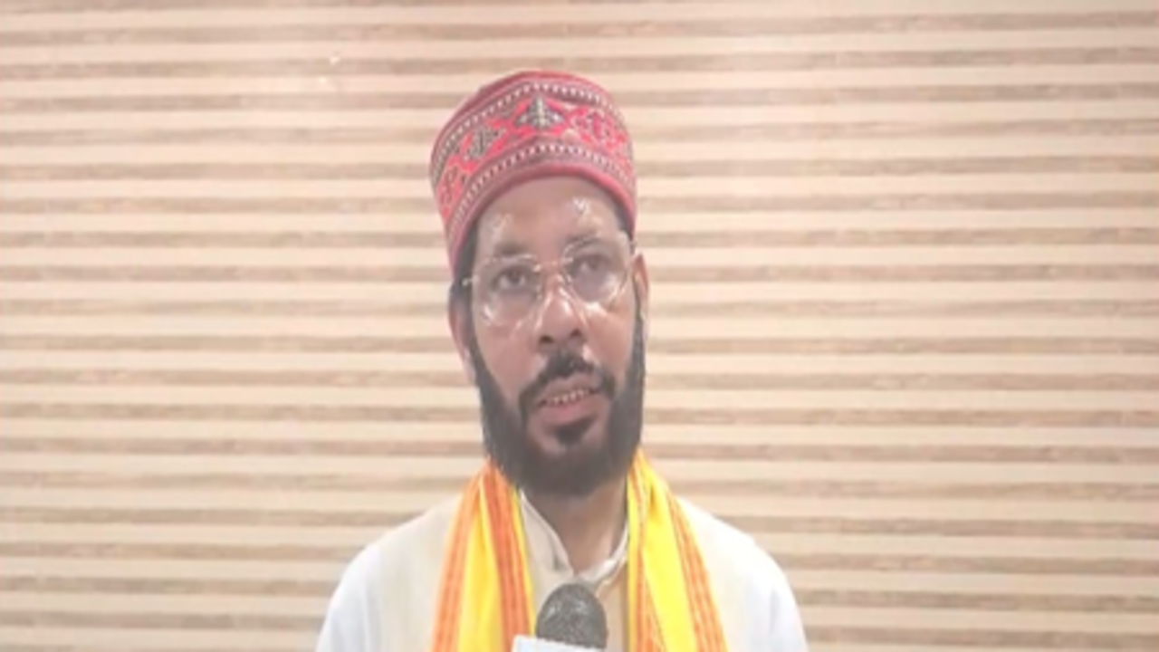 अखिलेश पर हमलावर हुए कैबिनेट मंत्री मनोज पांडे, कहा-'महापुरुषों को जाति और पार्टी से मत जोड़ो'