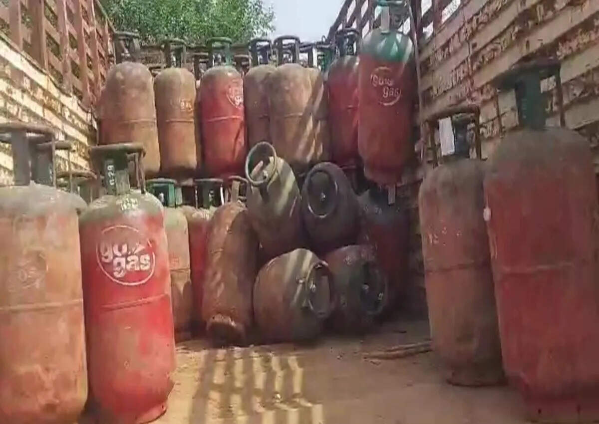 रामगढ़ के धनखेड़ा में बड़ी कार्रवाई, 150 अवैध गैस सिलेंडर जब्त