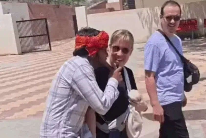 विदेशी युवती का हाथ पकड़कर आई लव यू कहा, नारनौल में युवक ने की अभद्रता, बोला ये रशियन है, पैसे लगाकर लाया, वीडियो वायरल