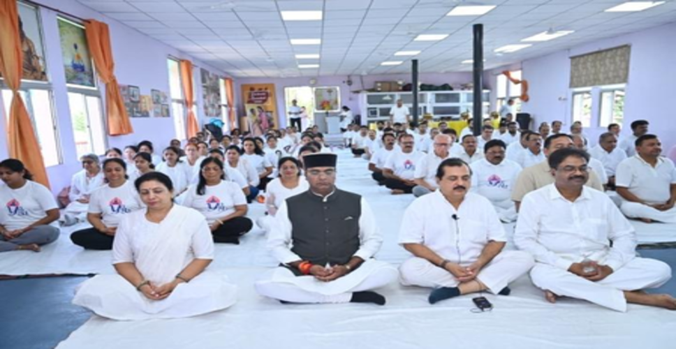 भोपाल में योग दिवस से पहले योगाभ्यास, केंद्रीय रक्षा राज्यमंत्री संजय सेठ भी हुए शामिल