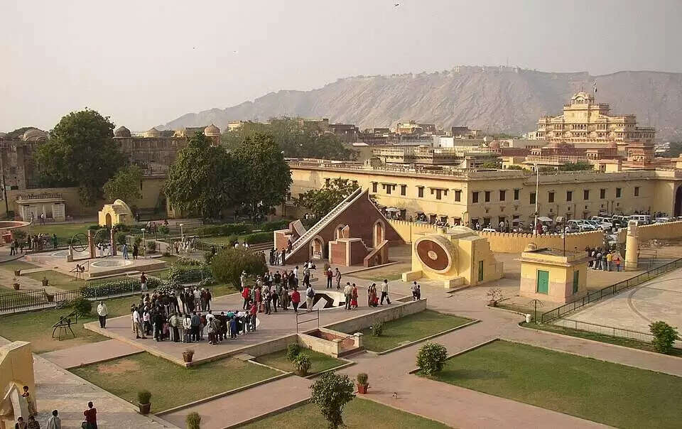 क्या आप जानते हैं जयपुर जंतर मंतर में कौन-कौन से खगोलीय यंत्र हैं ? वीडियो में जाने&nbsp;विज्ञान के क्षेत्र में उनका महत्त्व