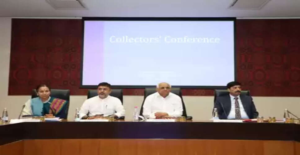 गुजरात: सीएम ने कलेक्टरों को निडरता से काम करने के लिए प्रोत्साहित किया