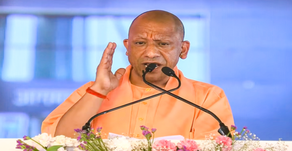 सीएम योगी ने बेमौसम बारिश से परेशान किसानों का जाना हाल, नुकसान का मुआवजा दिलाने के दिए निर्देश