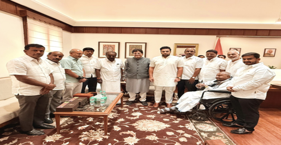 तंबाकू किसानों की समस्याओं पर गोयल-कुमारस्वामी की बैठक, पूर्व पीएम देवेगौड़ा की उपस्थिति में नए बाजारों की तलाश पर जोर