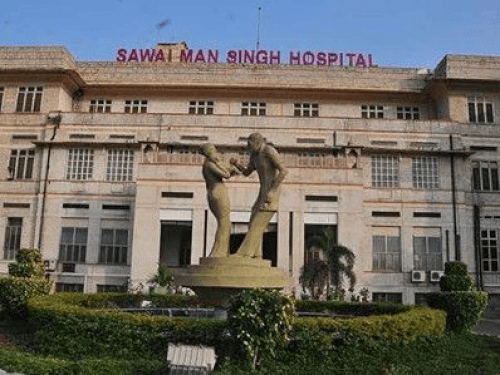 डॉक्टर सोमदेव बंसल की भर्ती में लापरवाही के आरोप, वीडियो में देंखे SMS अस्पताल पर उठे सवाल