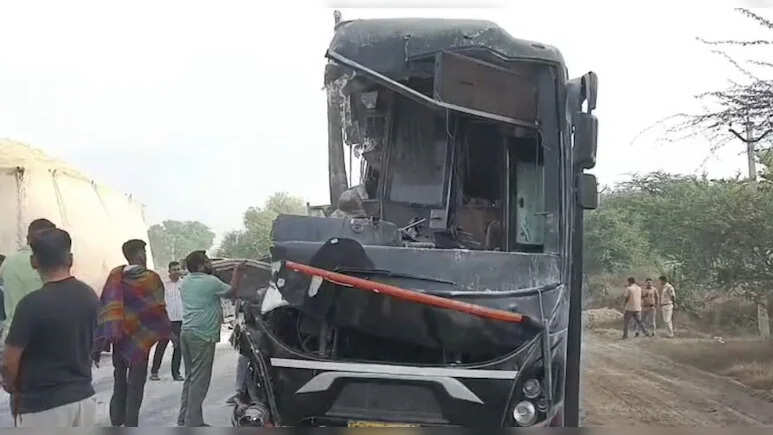 सड़क हादसे में 5 लोगों की मौत, ट्रक की टक्‍कर से बस के उड़े परखच्‍चे