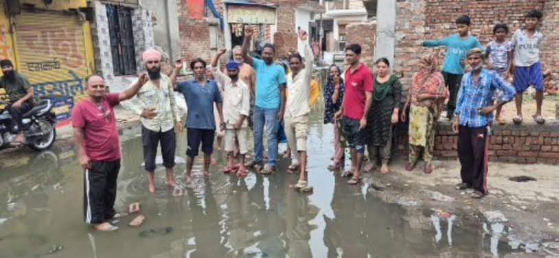 स्कूटी पर सवार होकर निकले कलेक्टर, वीडियो में देंखे देर रात परकोटे में देखा सफाई व्यवस्था का हाल