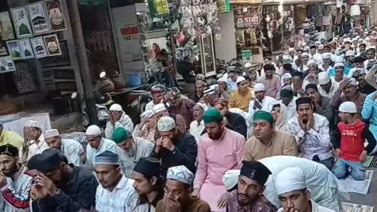 अजमेर दरगाह में नमाज के बाद भगदड़ जैसी स्थिति, जमीन पर गिरे जायरीन, पुलिस ने संभाला मोर्चा