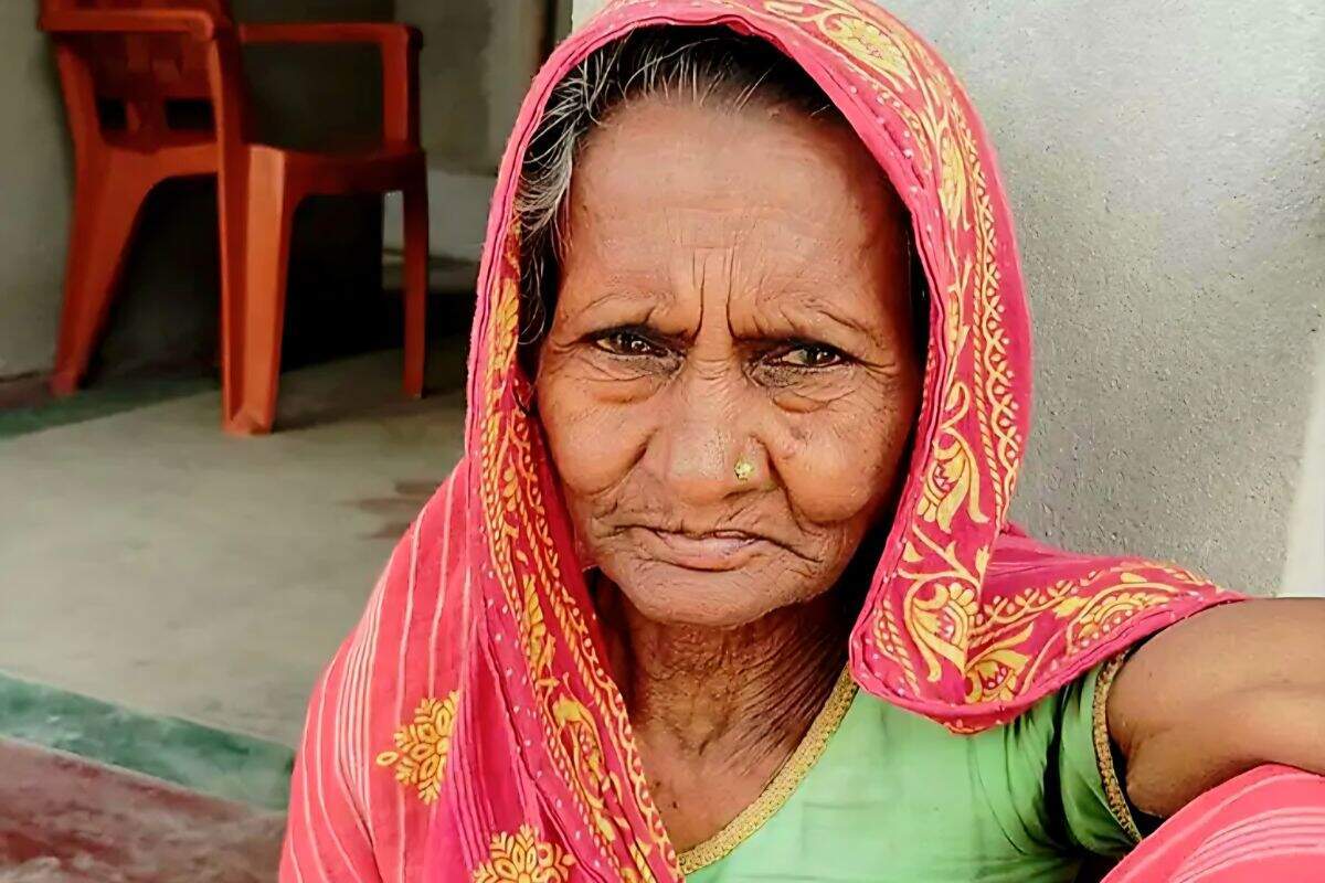 अलवर में हैरान करने वाला मामला, ‘मृत’ समझी गई 70 वर्षीय महिला में फिर लौटी सांस, वीडियो में देंखे अस्पताल में चल रहा इलाज