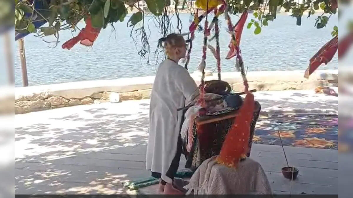 पुष्कर सरोवर के जयपुर घाट पर रूसी साध्वी कर रहीं ‘खड़ेश्वरी तप’, वीडियो में देंखे 24 घंटे बिना बैठे और बिना सोए साधना जारी